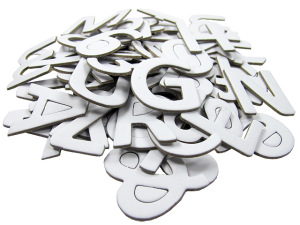67 Buchstaben und Zahlen aus Karton