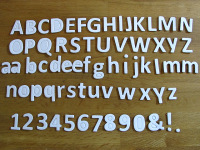 67 Buchstaben und Zahlen aus Karton